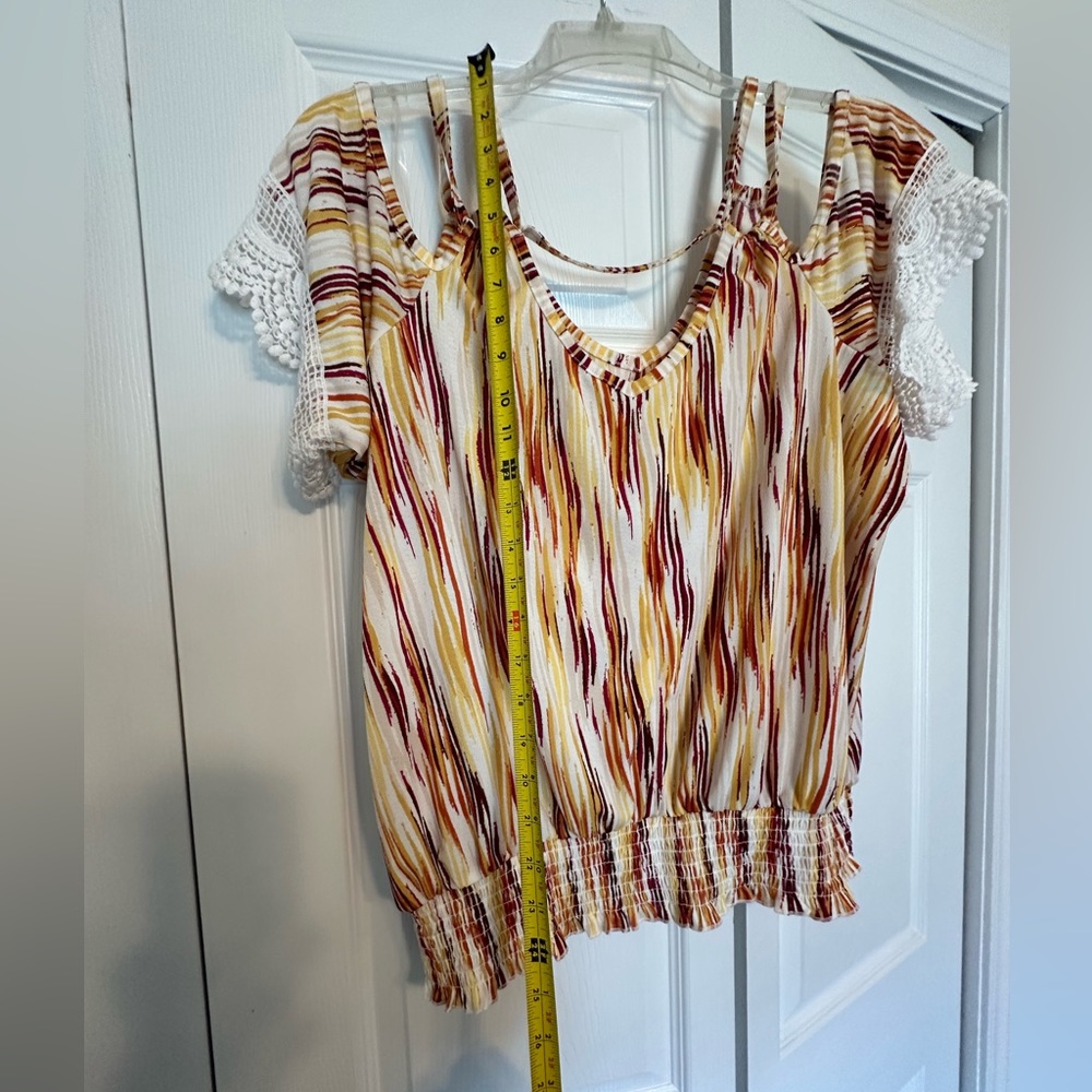 Cold shoulder blouse. - Picture 3 of 7